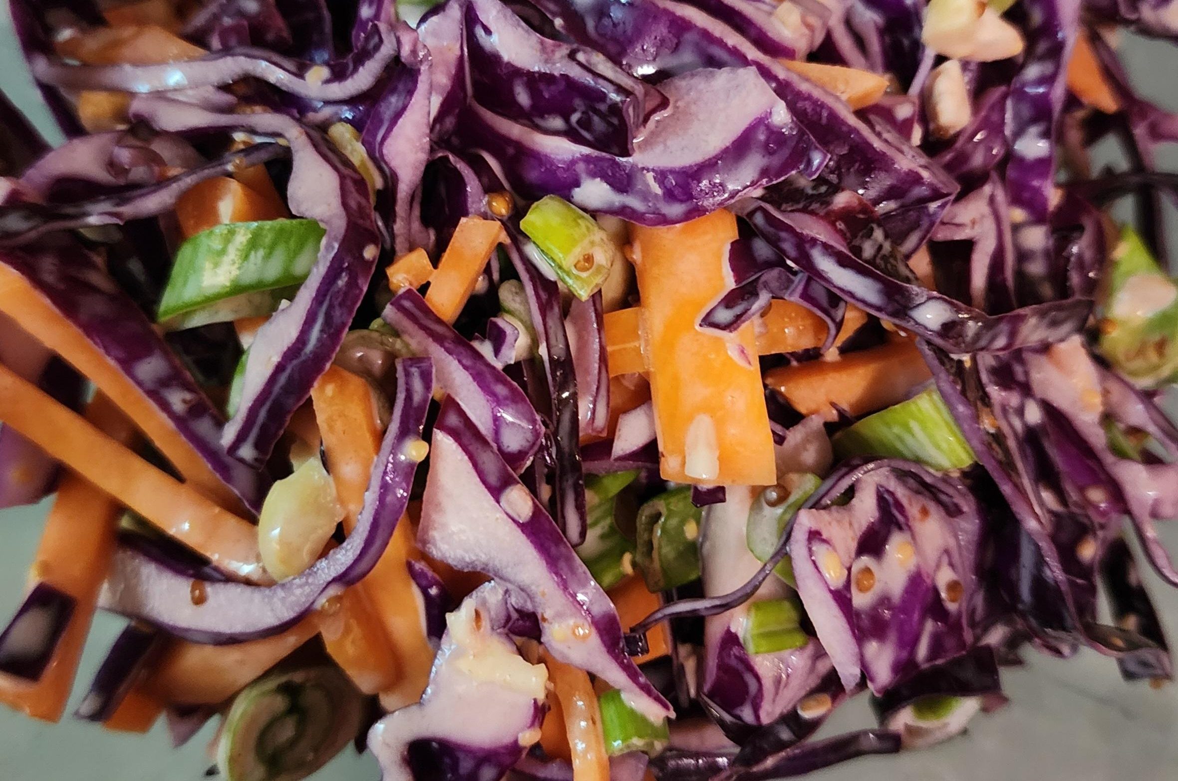Ensalada de col, zanahoria, cebolla cambray, aderezo de mayonesa, chipotle con nuez de la India
